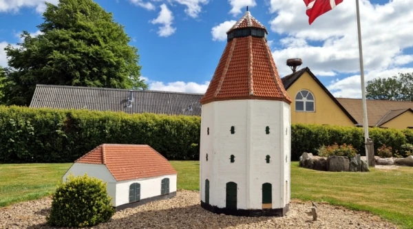 Daugbjerg Minilandsby med hestestalden i baggrunden