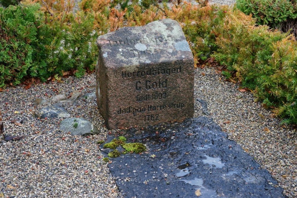 Tordenskjolds tjeners grav Her ligger Herredsfoged C. Cold begravet. Han var Tordenskjolds tjener.
