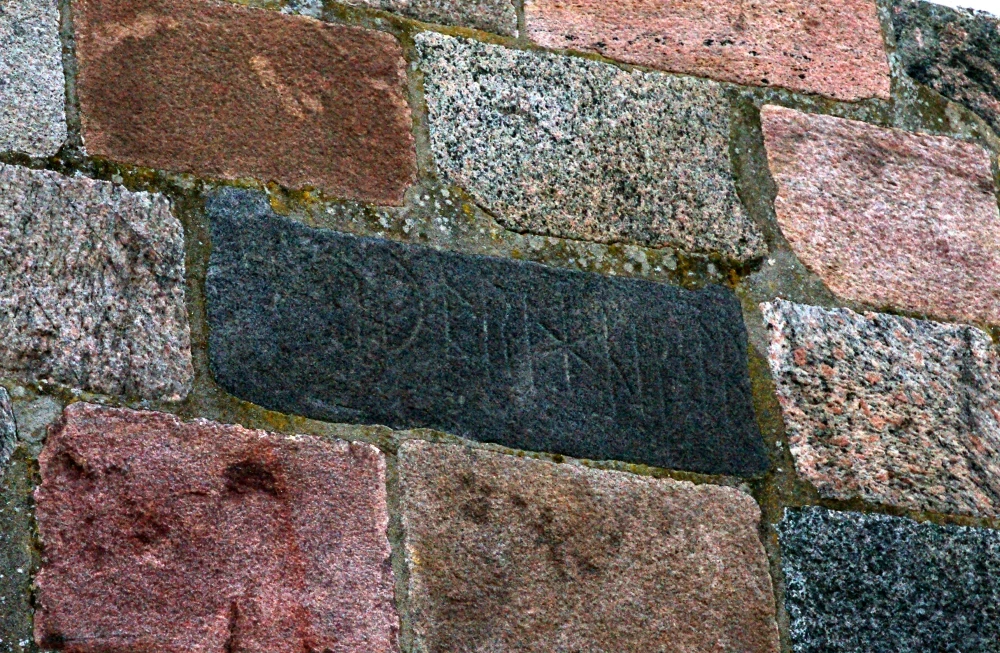 Runesten muret mellem granitkvadrene Runesten muret mellem granitkvadrene